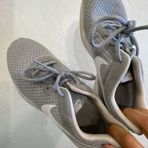 Women’s tennis shoes